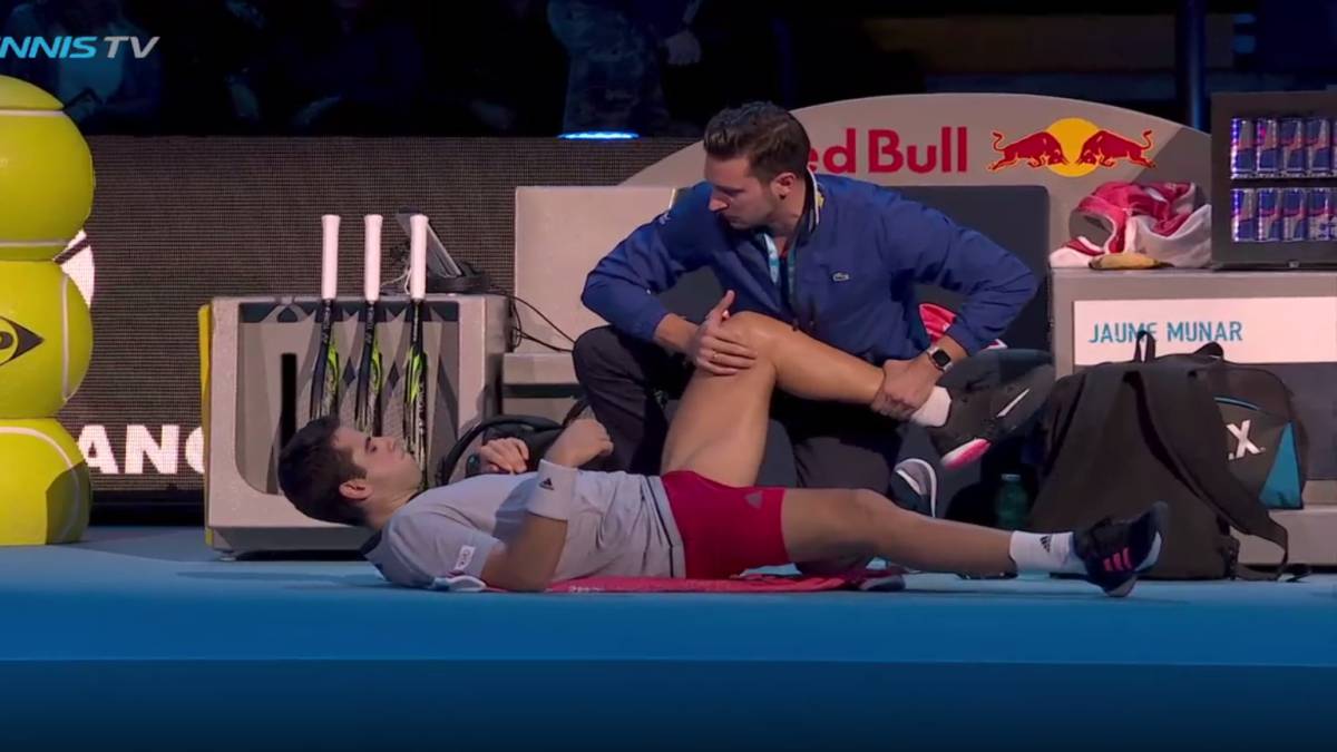 Jaume Munar, atendido por un fisio en Milán