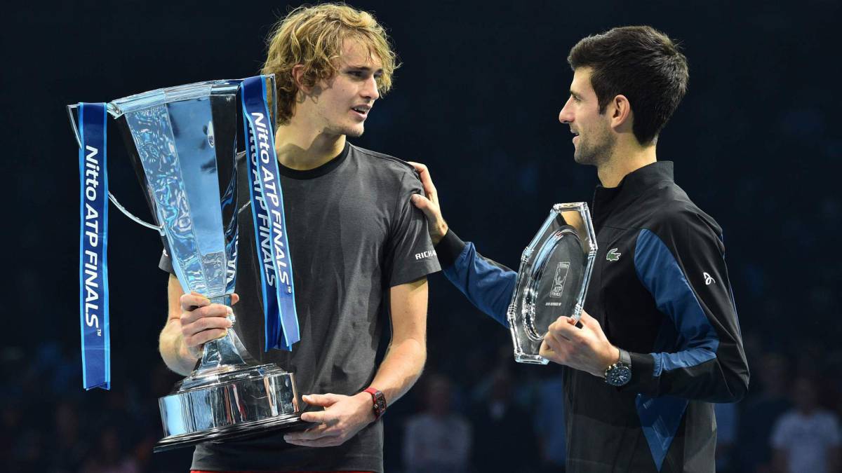 Alexander Zverev habla con Novak Djokovic durante la entrega de premios tras la final de las ATP World Tour Finals en el O2 Arena de Londres.