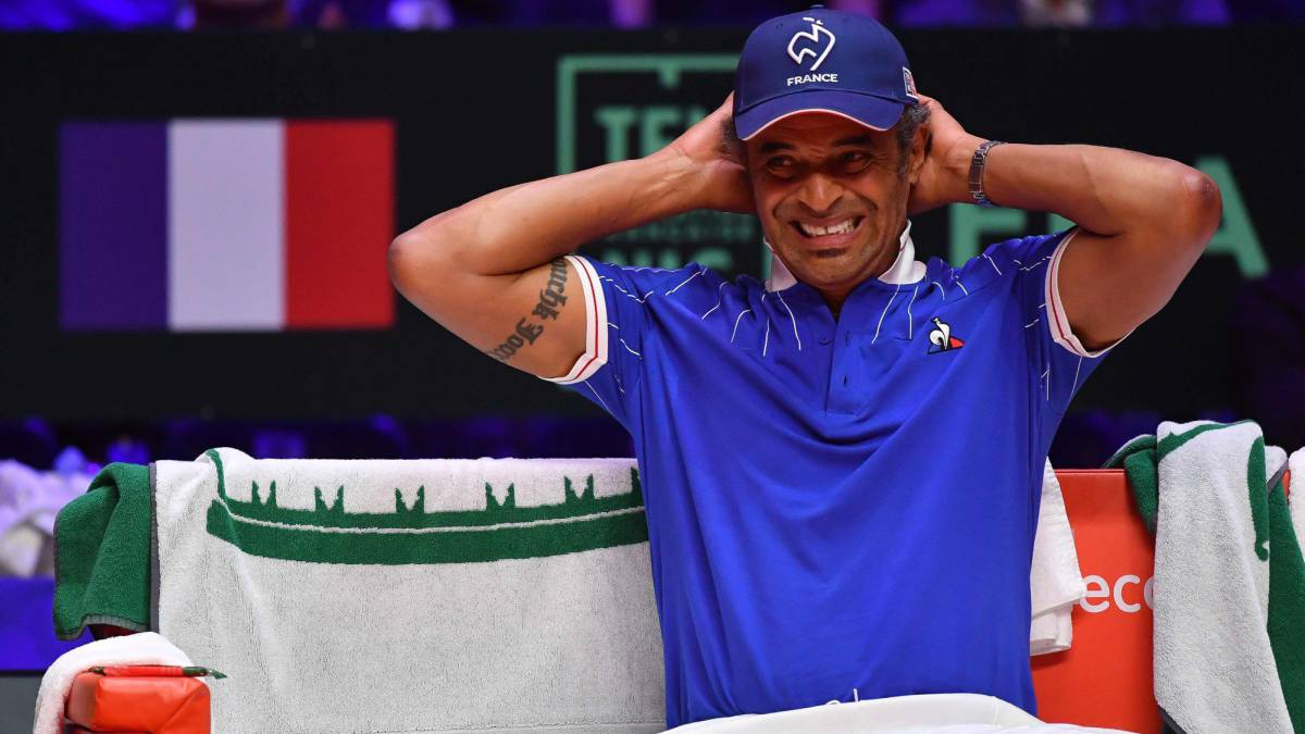 Yannick Noah reacciona durante el partido de dobles entre Francia y Croacia en la final de la Copa Davis disputada en el Pierre Mauroy Stadium de Villeneuve-d'Ascq.