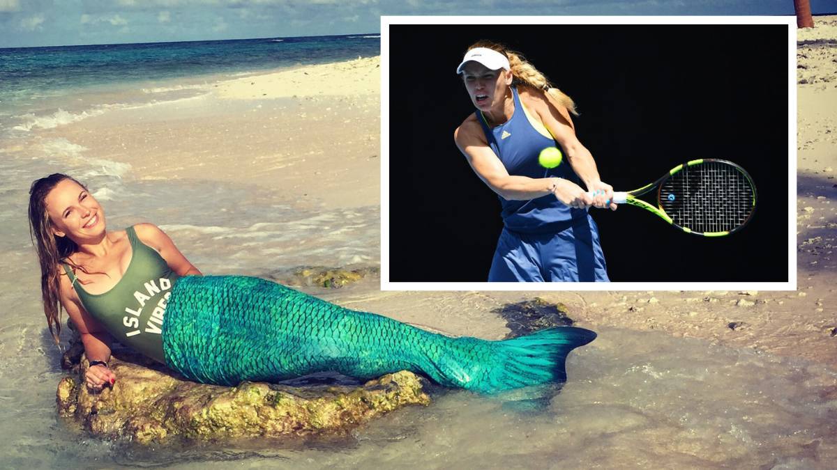 Caroline Wozniacki posa como sirena y luce su vestido durante el pasado Open de Australia.