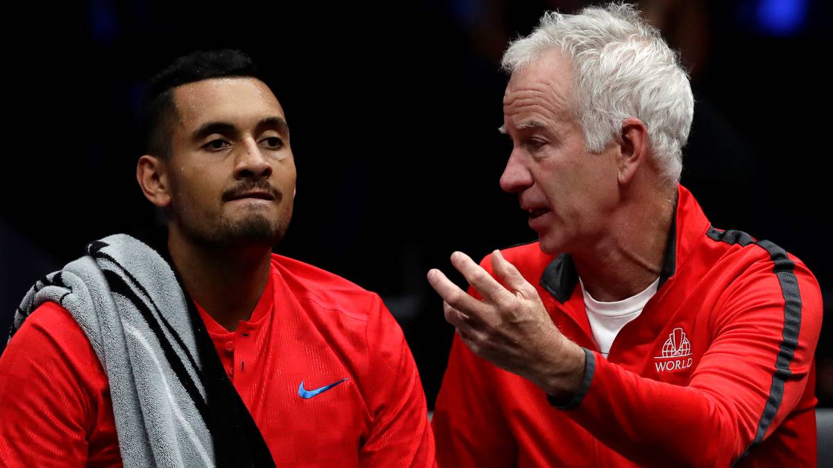 Nick Kyrgios recibe instrucciones de John McEnroe durante la Laver Cup 2017.