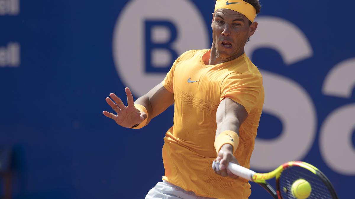Rafa Nadal devuelve una bola ante Roberto Carballés durante el Barcelona Open Banc Sabadell 2018.
