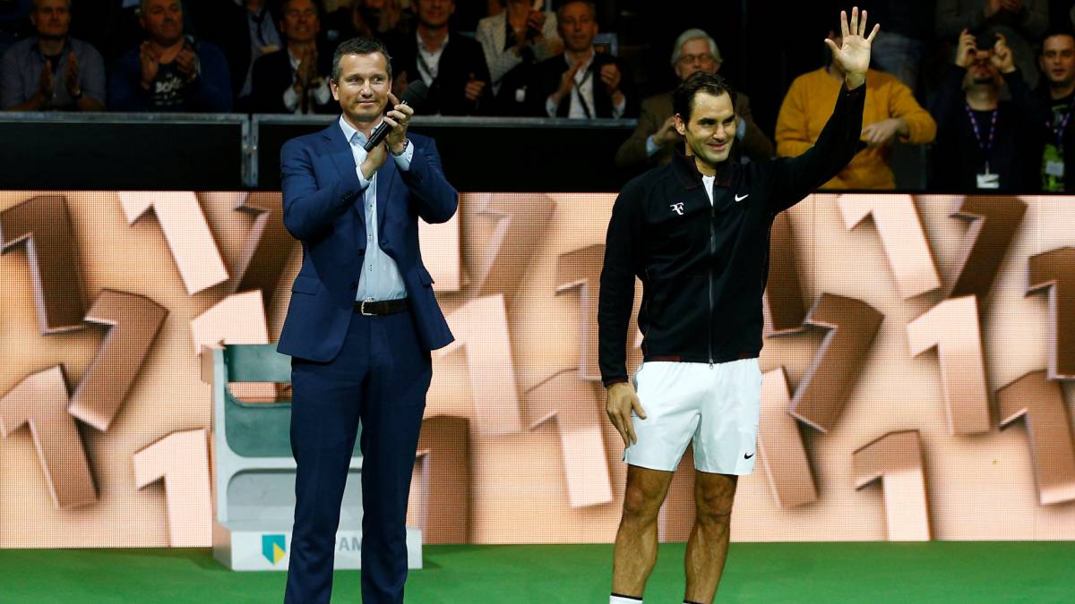 Roger Federer posa junto a Richard Krajicek en el Torneo de Rotterdam.