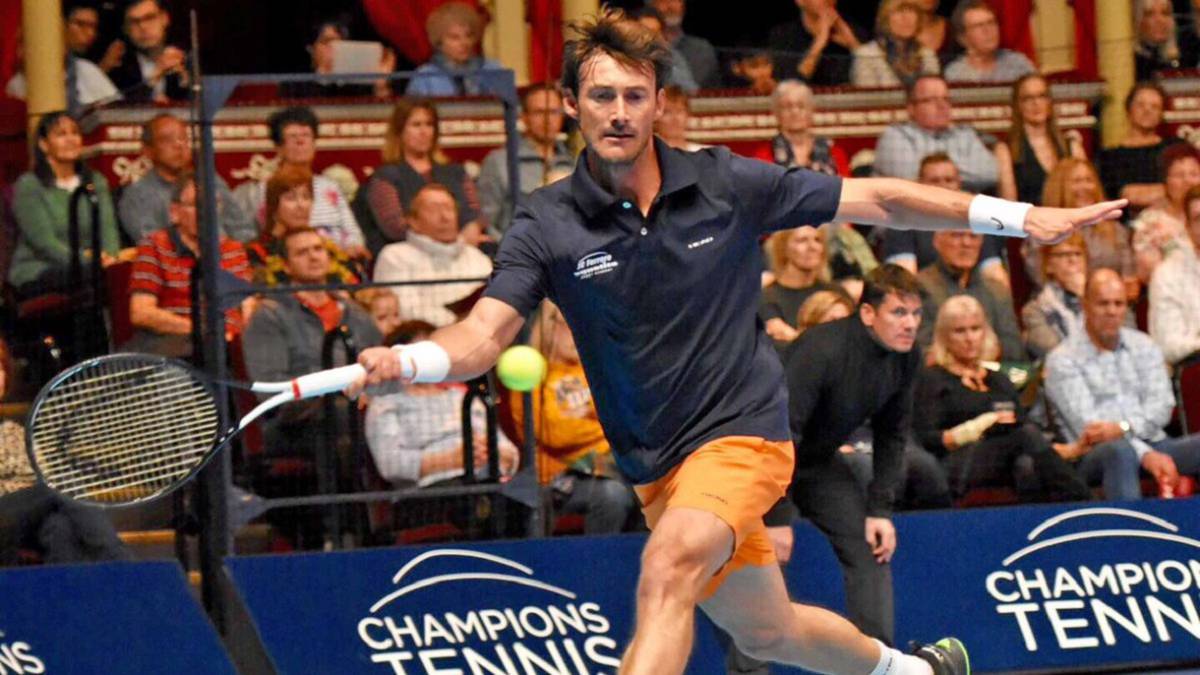 Juan Carlos Ferrero devuelve una bola durante la disputa del Champions Tennis, cita final del ATP Champions Tour en el Royal Albert Hall de Londres.