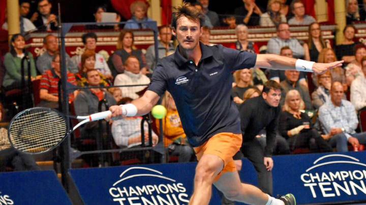 Juan Carlos Ferrero devuelve una bola durante la disputa del Champions Tennis, cita final del ATP Champions Tour en el Royal Albert Hall de Londres.