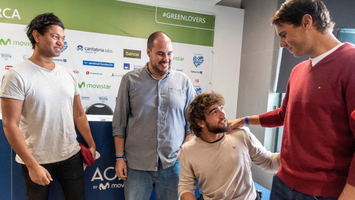 El tenista Rafael Nadal (d) y Antonio Pampliega (2i), periodista secuestrado por Al Qaeda; Daniel Caverzaschi (2d), tenista paralímpico y Saroo Brierley (i), durante la presentación del Congreso Lo Que de Verdad Importa hoy en Manacor.