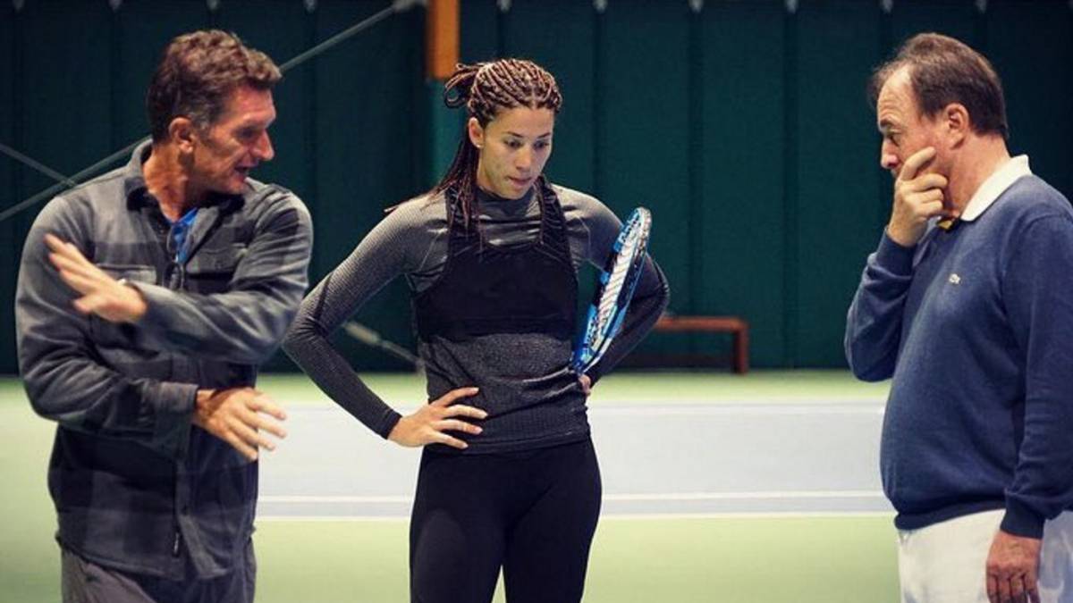 Muguruza, entre Sam Sumyk (izda.) y Ricardo Piatti (dcha.).