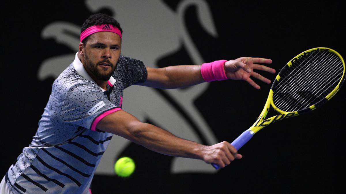 Jo-Wilfried Tsonga devuelve una bola ante Thanasi Kokkinakisen el Brisbane International.
