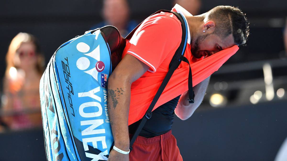 El tenista australiano Nick Kyrgios abandona la pista tras perder contra el francés Jeremy Chardy en la segunda ronda del torneo de Brisbane (Australia).