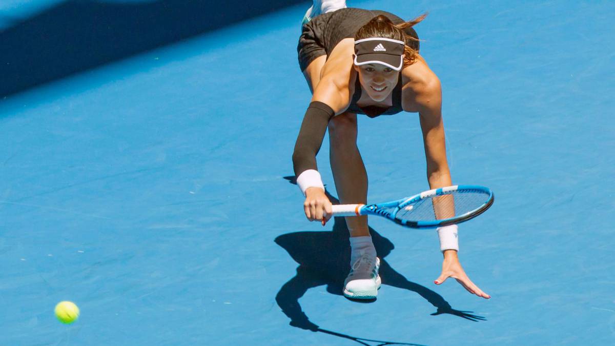 Garbiñe Muguruza devuelve una bola ante Alize Cornet durante su partido de inviduales de la Hopman Cup en Perth.