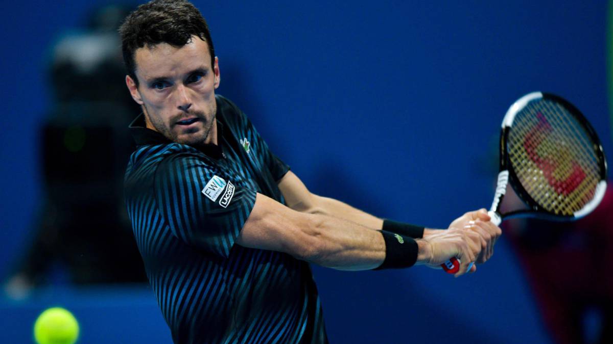 Roberto Bautista Agut devuelve una bola ante Tomas Berdych en el ATP Qatar Open Tennis.
