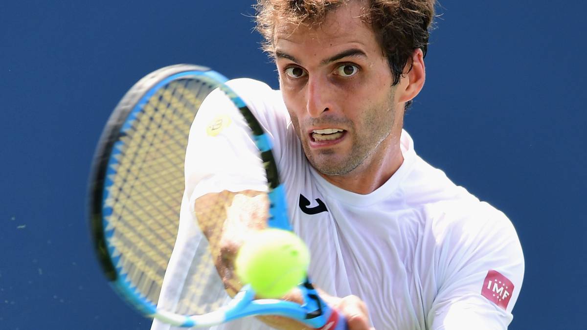 Albert Ramos devuelve una bola ante Karen Khacahnov en el US Open.