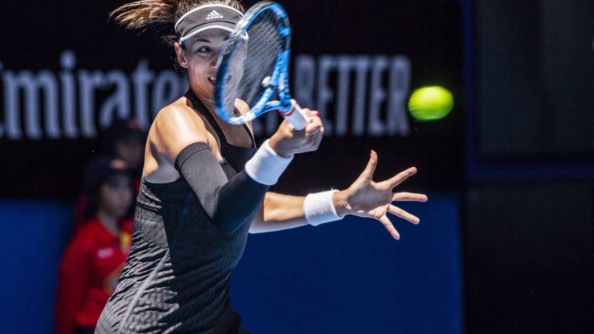 La tenista española Garbine Muguruza devuelve la pelota durante el juego individual femenino entre España y Francia hoy en la Copa Hopman de tenis, en el RAC Arena de Perth, Australia.