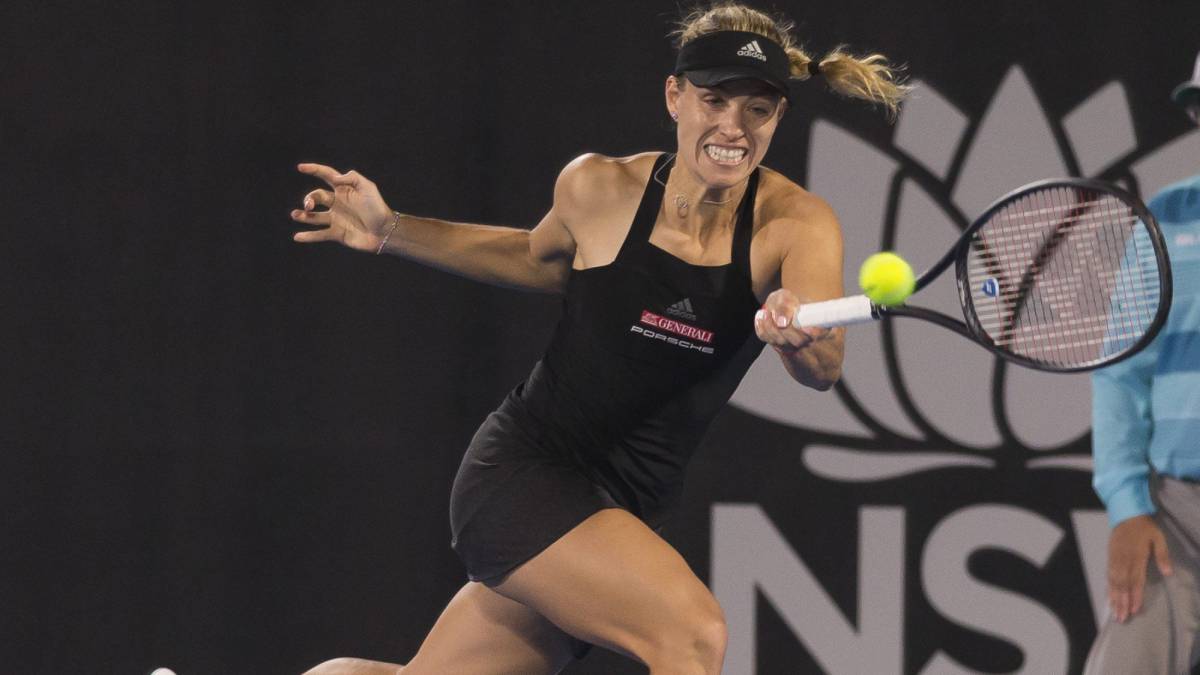 La tenista alemana Angelique Kerber en acción contra la italiana Camila Giorgi durante su partido del torneo de Sídney disputado en el Parque Olímpico de Sídney.