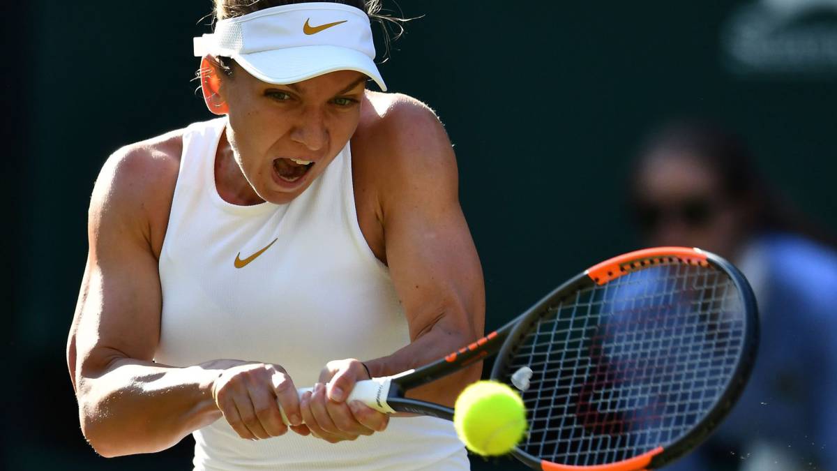Simona Halep devuelve una bola ante Kurumi Nara durante su partido en WImbledon.