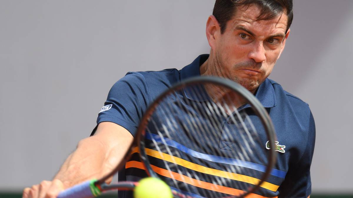 Guillermo García-López devuelve una bola ante Stanislas Wawrinka durante su partido de Roland Garros.