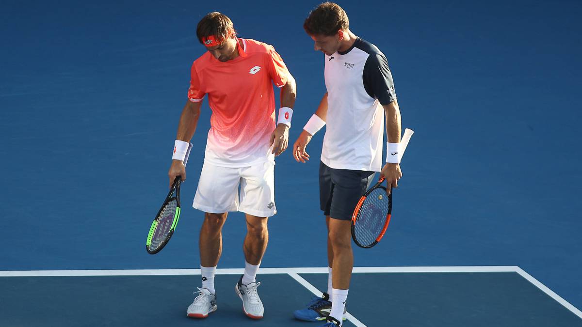 David Ferrer y Pablo Carreño se saludan tras la retirada del alicantino por lesión en el ASB Classic de Auckland, New Zealand.