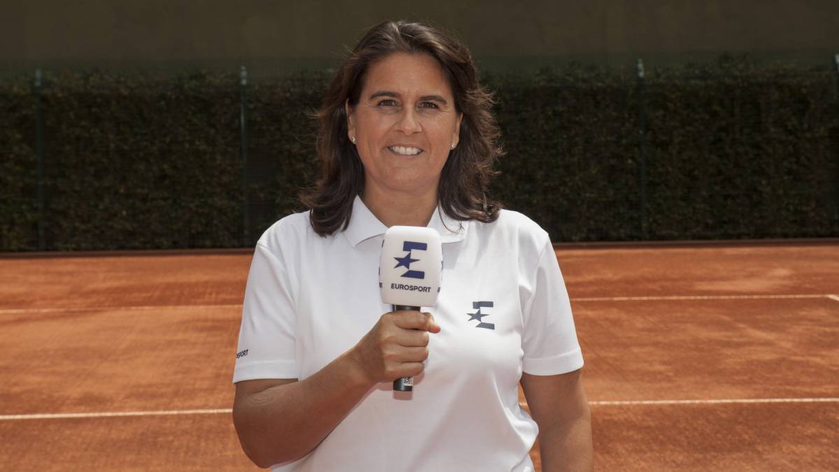 Conchita Martínez posa con el micrófono de Eurosport, cadena para la que comentará durante el Open de Australia.
