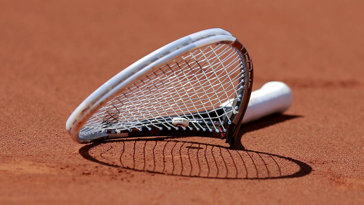 Imagen de una raqueta de tenis rota.