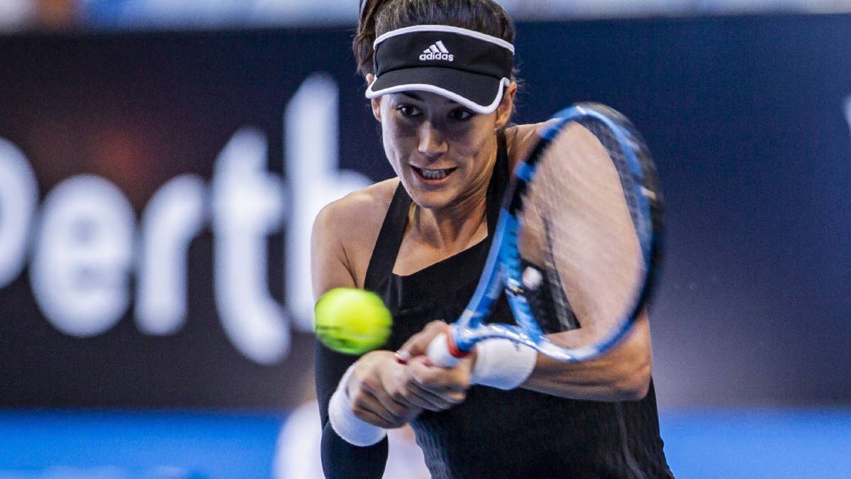 La tenista española Garbine Muguruza devuelve la pelota durante el juego individual femenino entre España y Francia hoy en la Copa Hopman de tenis, en el RAC Arena de Perth, Australia.