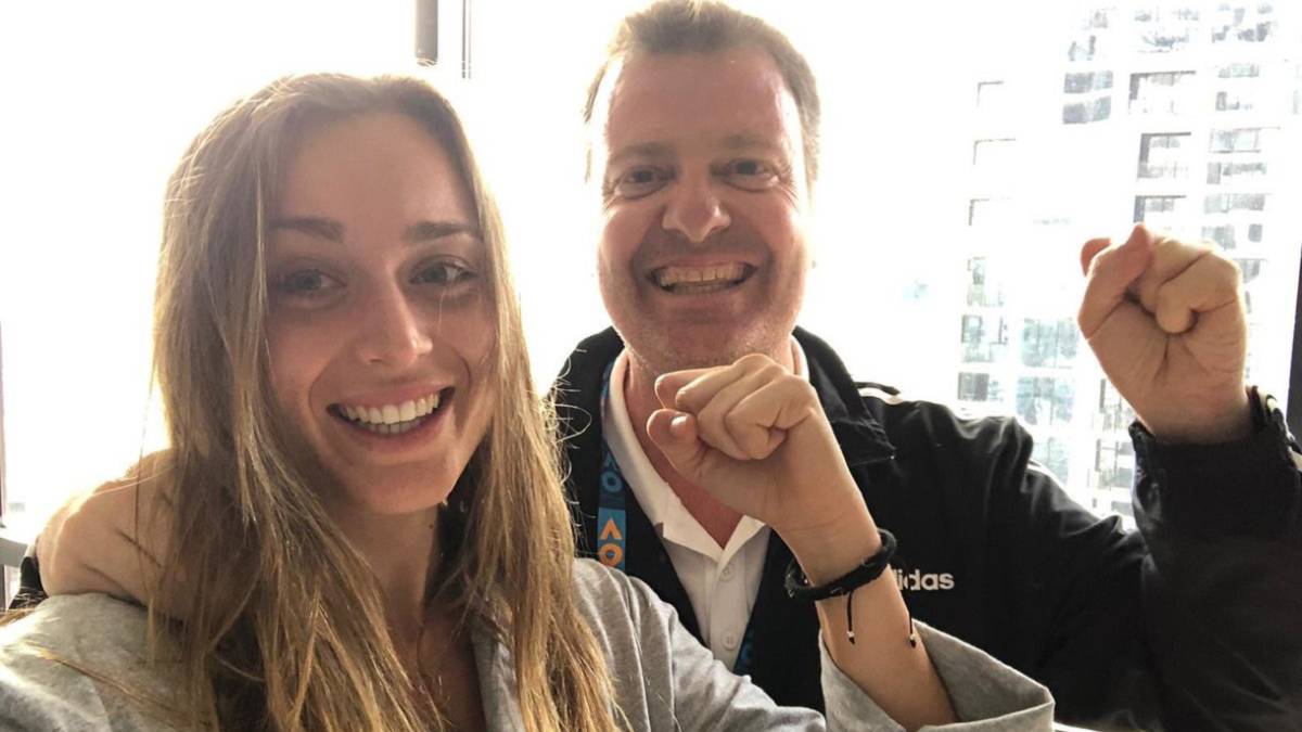 Paula Badosa celebra su victoria en la previa del Open de Australia junto a su entrenador Xavier Budó.