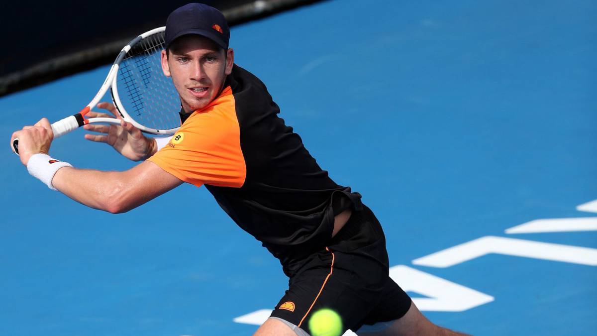Cameron Norrie devuelve una bola ante Jan-Lennard Struff en el Auckland Classic.
