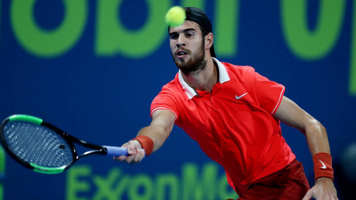 Karen Khachanov devuelve una bola ante Stanislas Wawrinka en su partido en el Torneo de Doha.