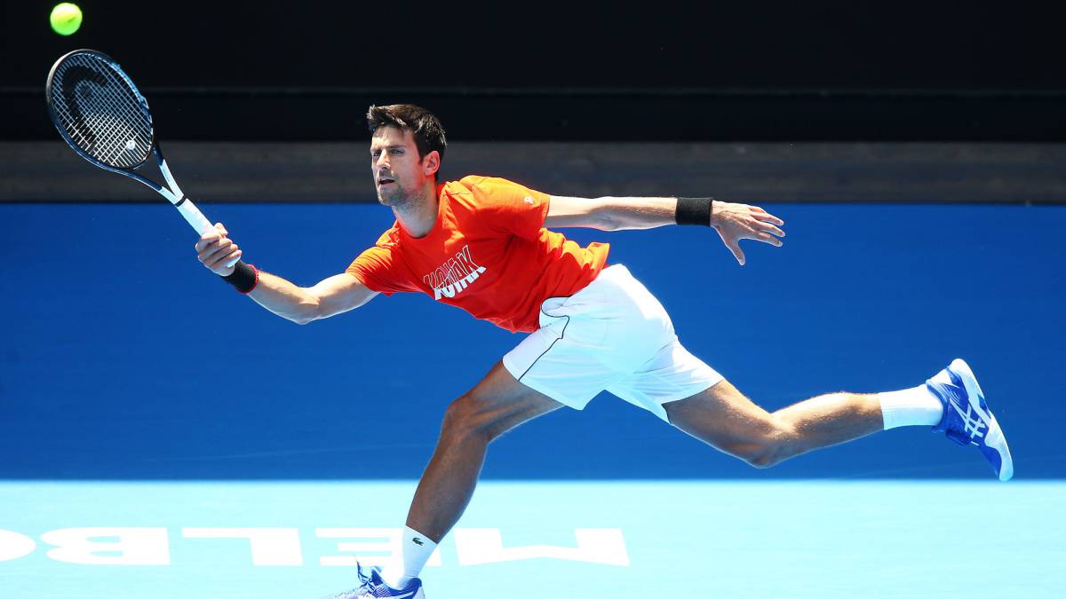Novak Djokovic devuelve una bola ante Andy Murray durante un entrenamiento previo al Open de Australia.