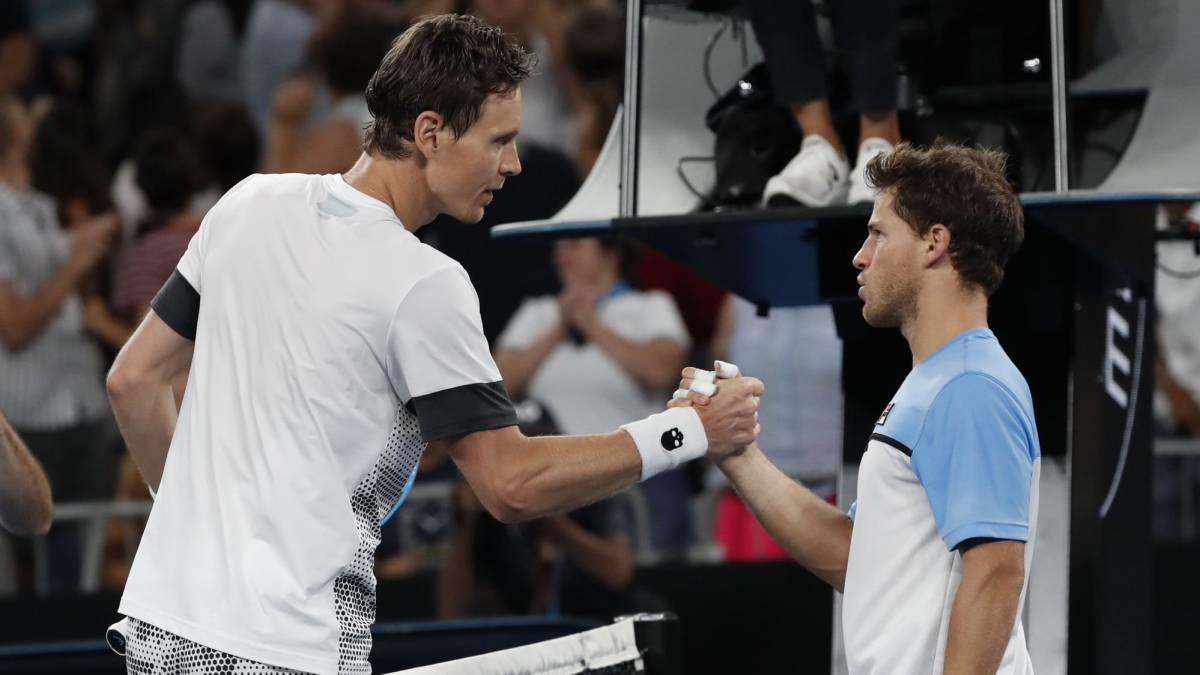 Tomas Berdych saluda a Diego Schwartzman