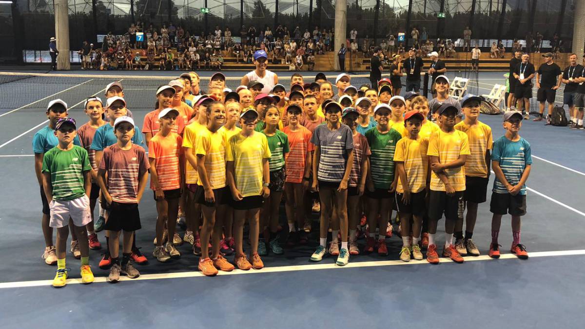 Nadal, con chicos de Tennis Australia