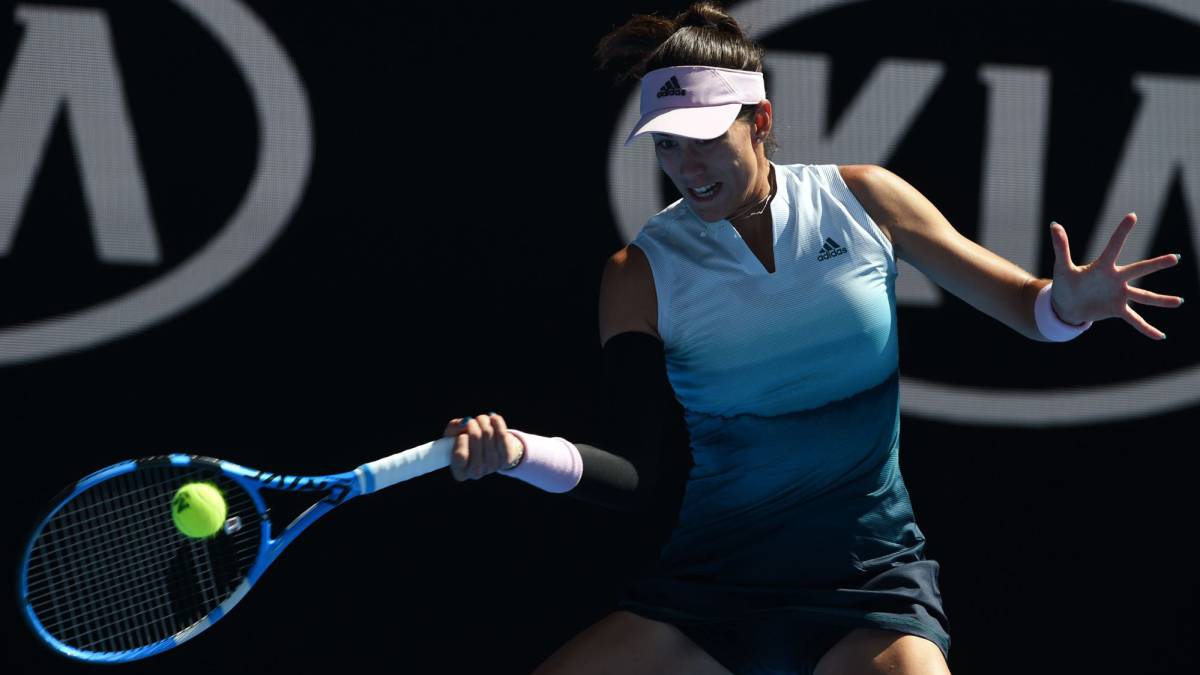 Garbiñe Muguruza devuelve una bola ante Karolina Pliskova en el Open de Australia.