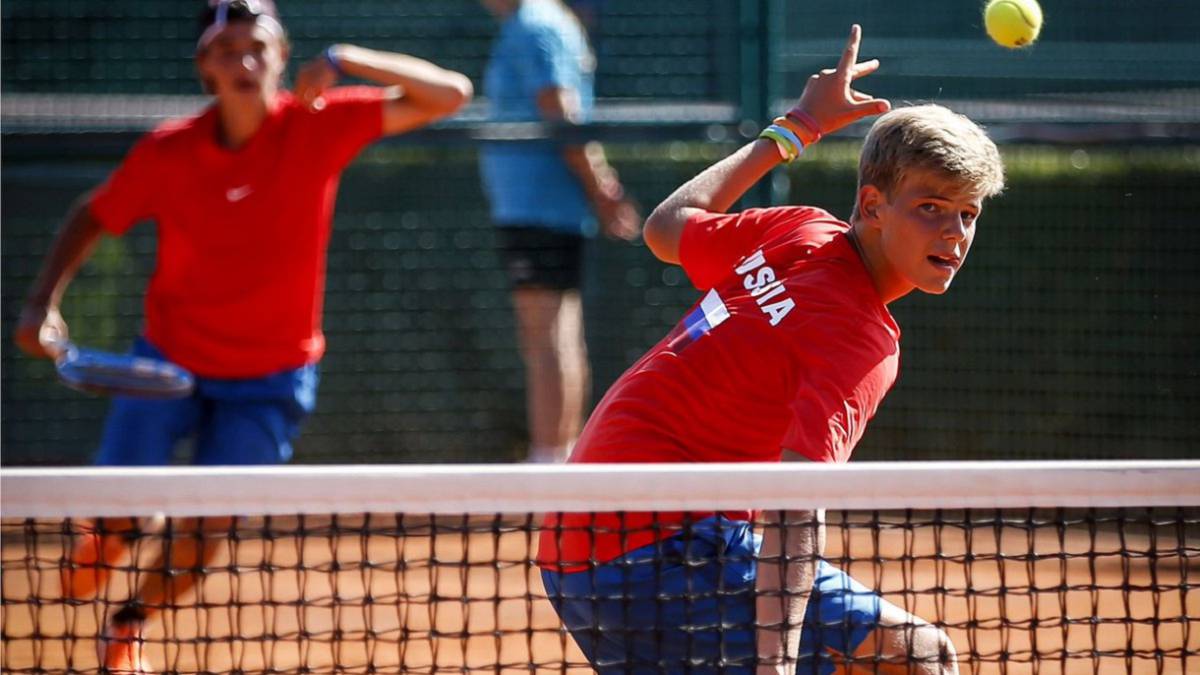 El tenista ruso Konstantin Zhzhenov, durante un partido de dobles con Rusia.