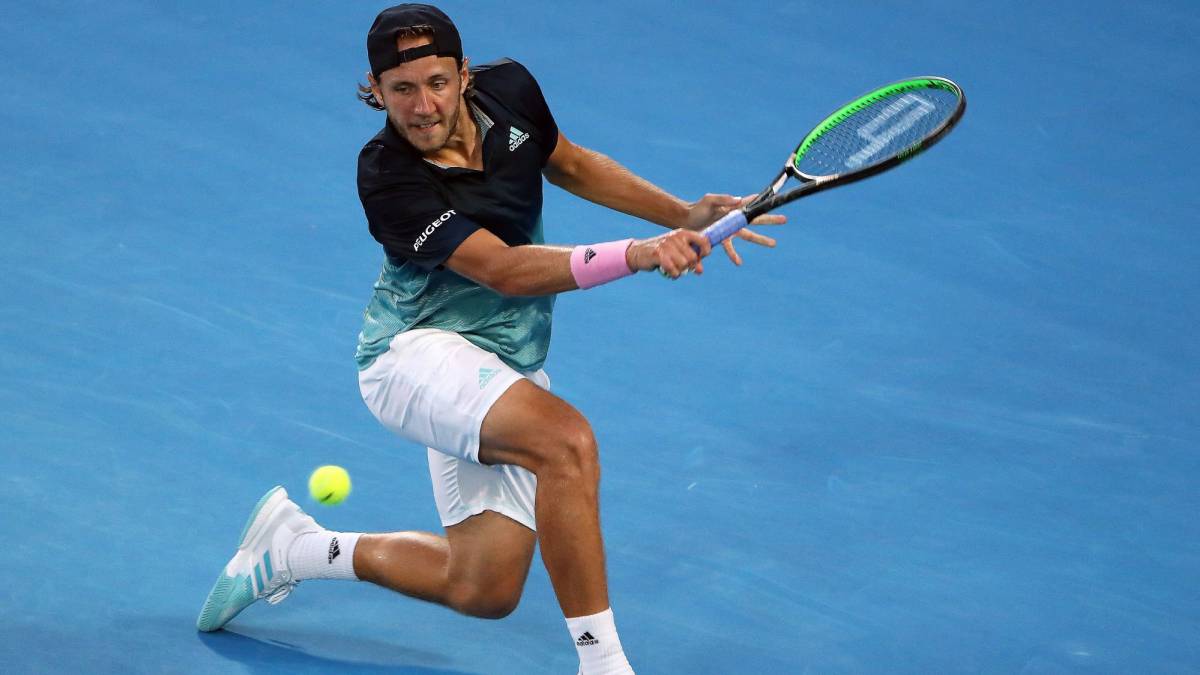 El tenista francés Lucas Pouille devuelve una bola ante el serbio Novak Djokovic, en el Open de Australia en Melbourne.