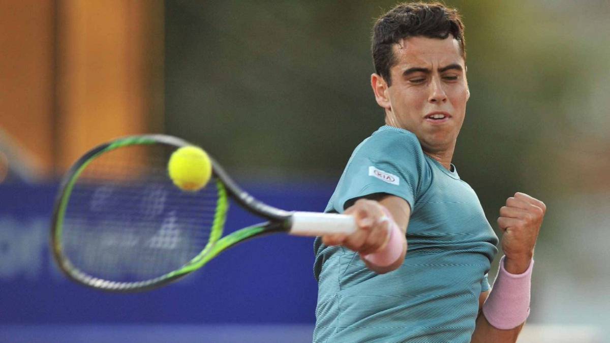 Jaume Munar devuelve una bola durante un partido en el Córdoba Open.