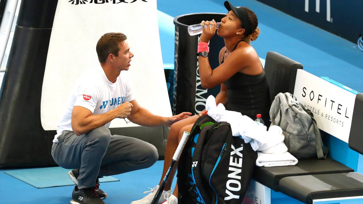 Naomi Osaka recibe consejos de su ya ex técnico Sascha Bajin antes de un partido ante Anastasija Sevastova en los cuartos de final del Brisbane International.