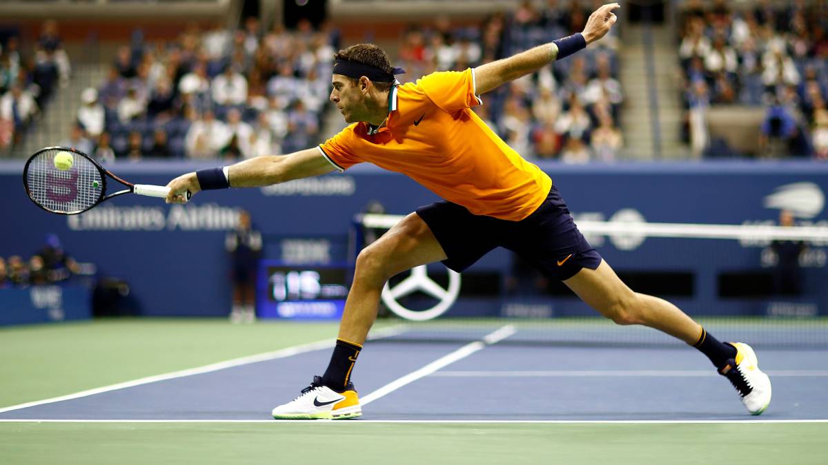 Juan Martín del Potro devuelve una bola ante Novak Djokovic en la final del US Open en el USTA Billie Jean King National Tennis Center de Flushing Meadows, New York City.
