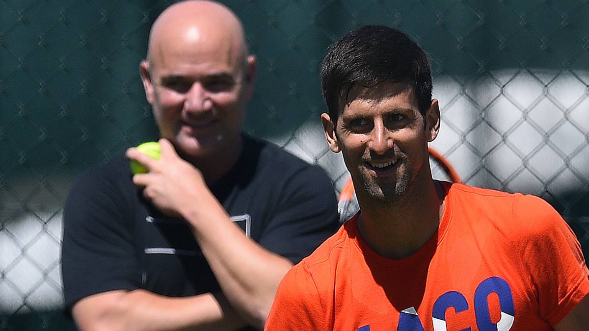 Andre Agassi y Novak Djokovic, durante un entrenamiento.