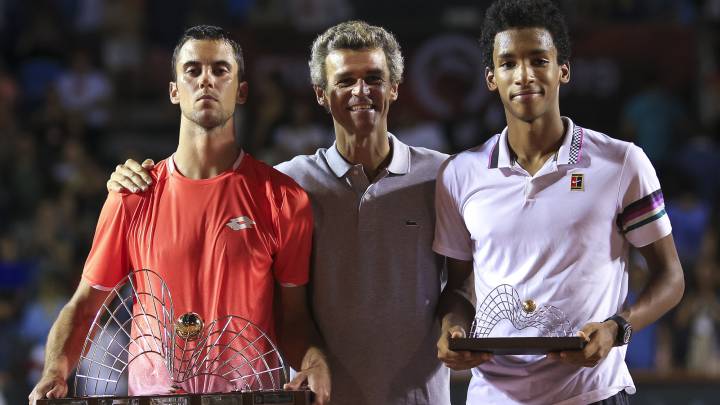 Laslo Djere y Felix Auger-Aliassime posan junto a Gustavo Kuerten en la entrega de premios tras la final del Rio Open 2019 en el Jockey Club Brasileiro.
