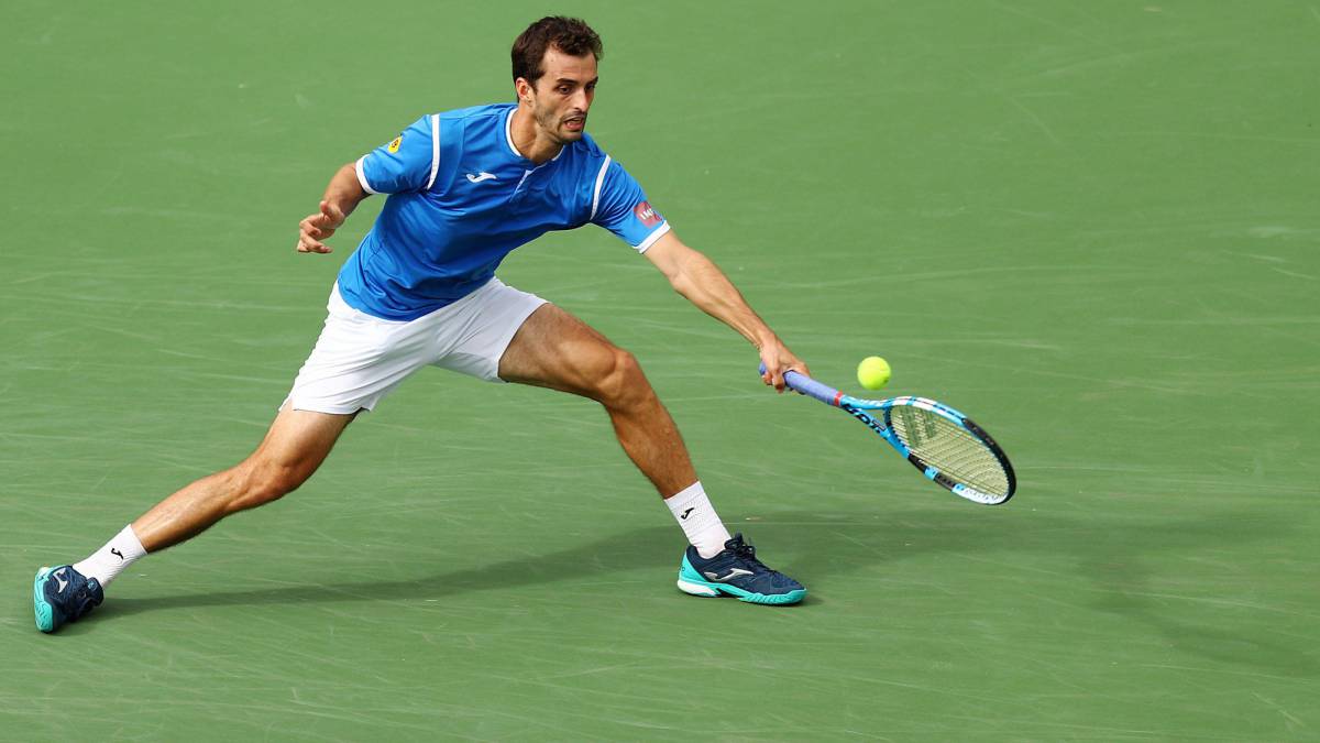Albert Ramos devuelve una bola ante Gael Monfils durante su partido de tercera ronda del BNP Paribas Open en el Indian Wells Tennis Garden de Indian Wells, California.