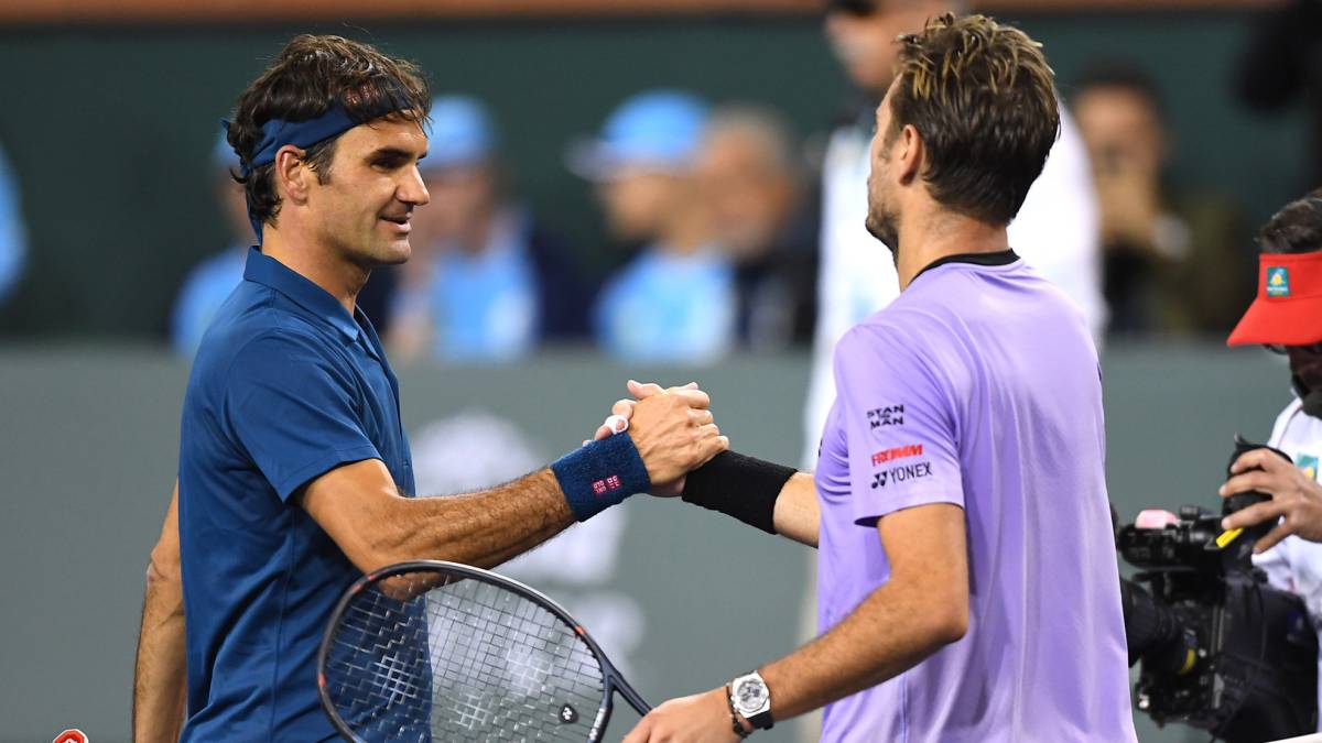 Roger Federer saluda a Stan Wawrinka tras la disputa del partido.