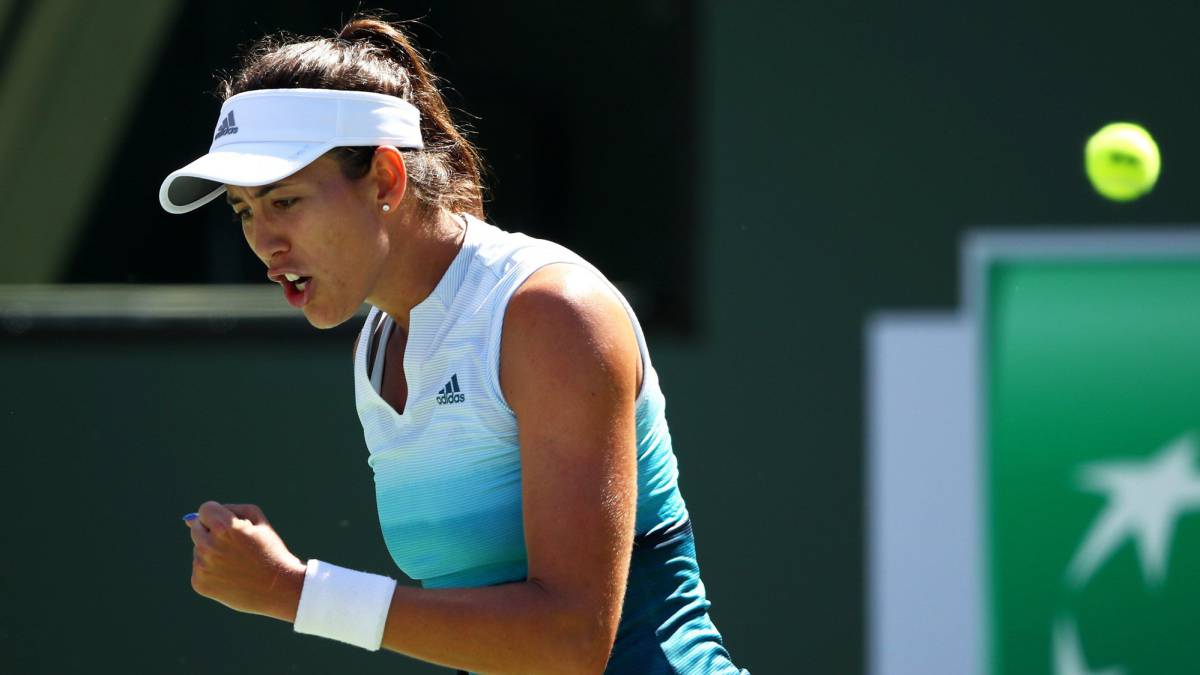 Garbiñe Muguruza celebra un punto ante Kiki Bertens durante su partido de octavos de final del BNP Paribas Open en el Indian Wells Tennis Garden de Indian Wells, California.