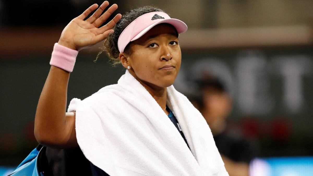 Naomi Osaka saluda al público tras perder contra la suiza Belinda Bencic durante su partido de octavos de final del Abierto de Indian Wells, disputado en Indian Wells, California (EE.UU.).