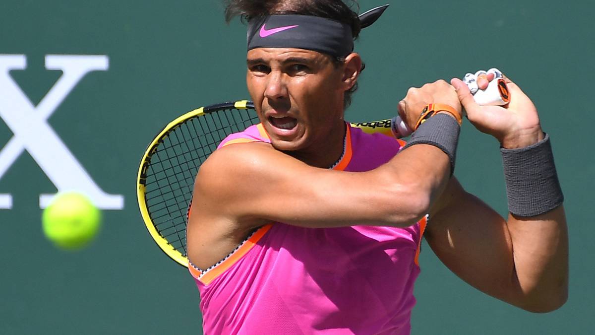 Rafael Nadal devuelve una bola ante Diego Schwartzman durante su partido en el BNP Paribas Open en el Indian Wells Tennis Garden.