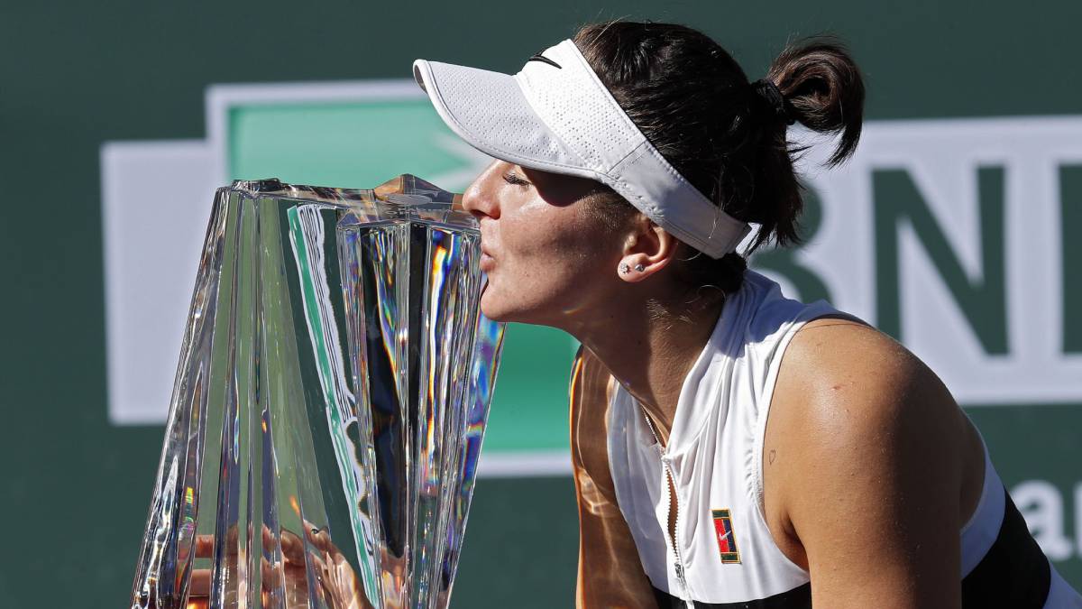 Bianca Andreescu, con el trofeo BNP Paribas Open, en Indian Wells