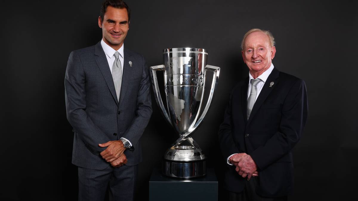 Rod Laver y Roger Federer posan con el trofeo de la Laver Cup.