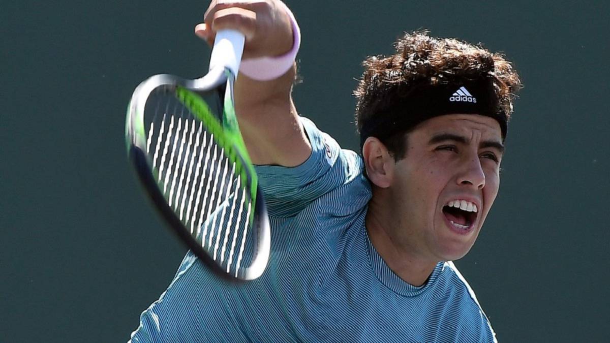 Jaume Munar devuelve una bola durante su partido ante Prajnesh Gunneswaran en el Miami Open.