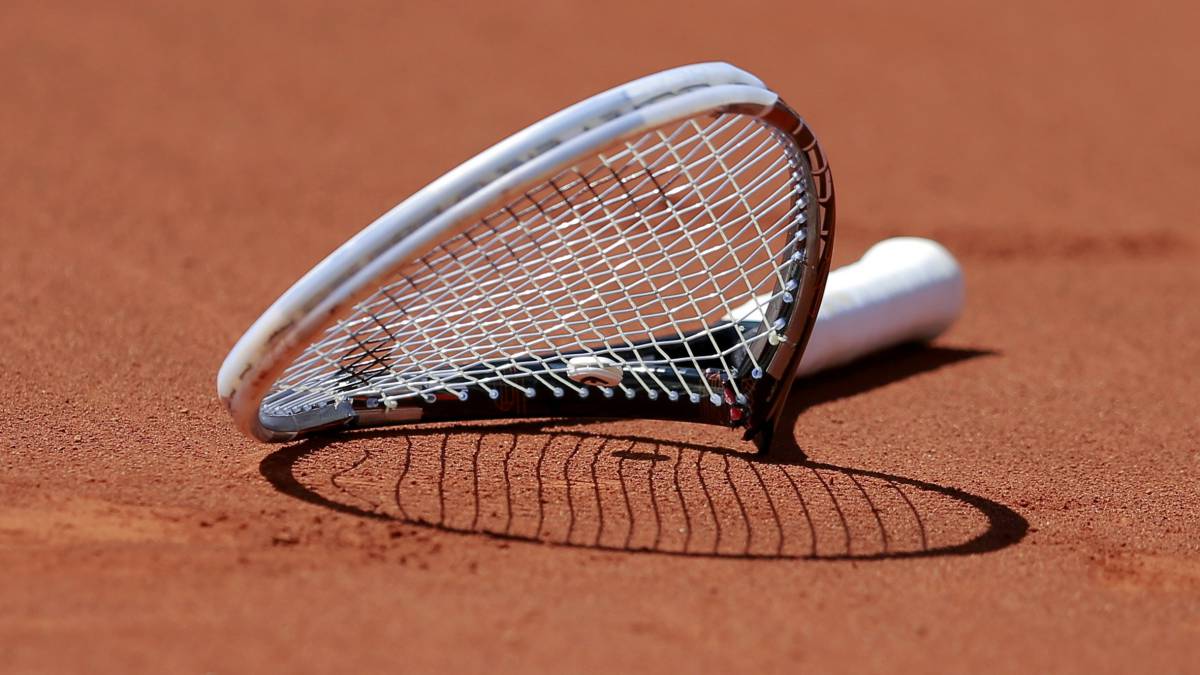 Imagen de una raqueta de tenis rota.