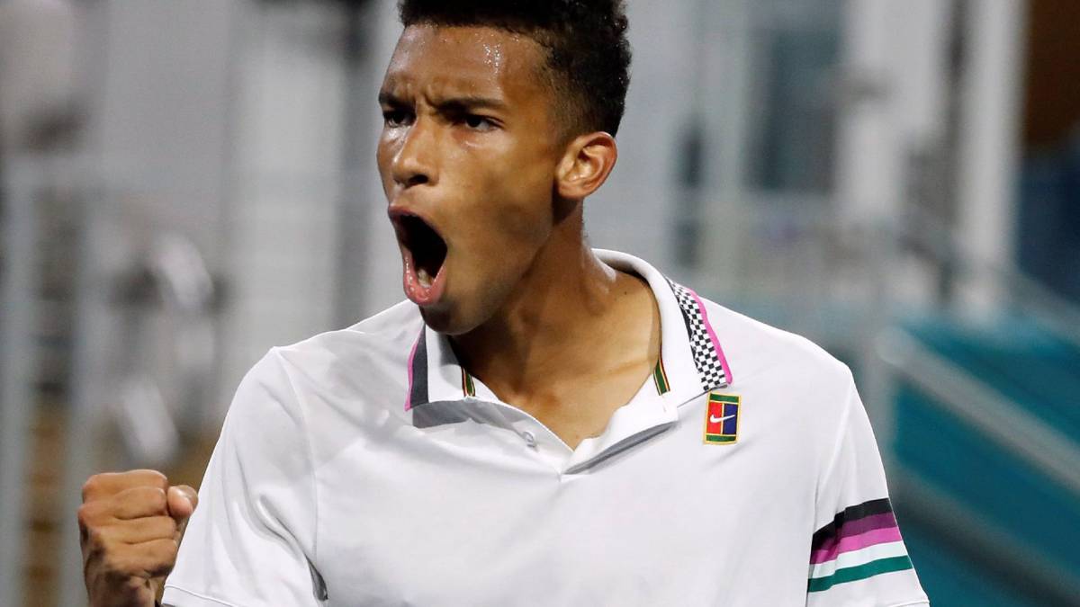 El canadiense Felix Auger-Aliassime celebra un punto ante el croata Borna Coric en el Abierto de Tenis de Miami, Florida (EE.UU.).