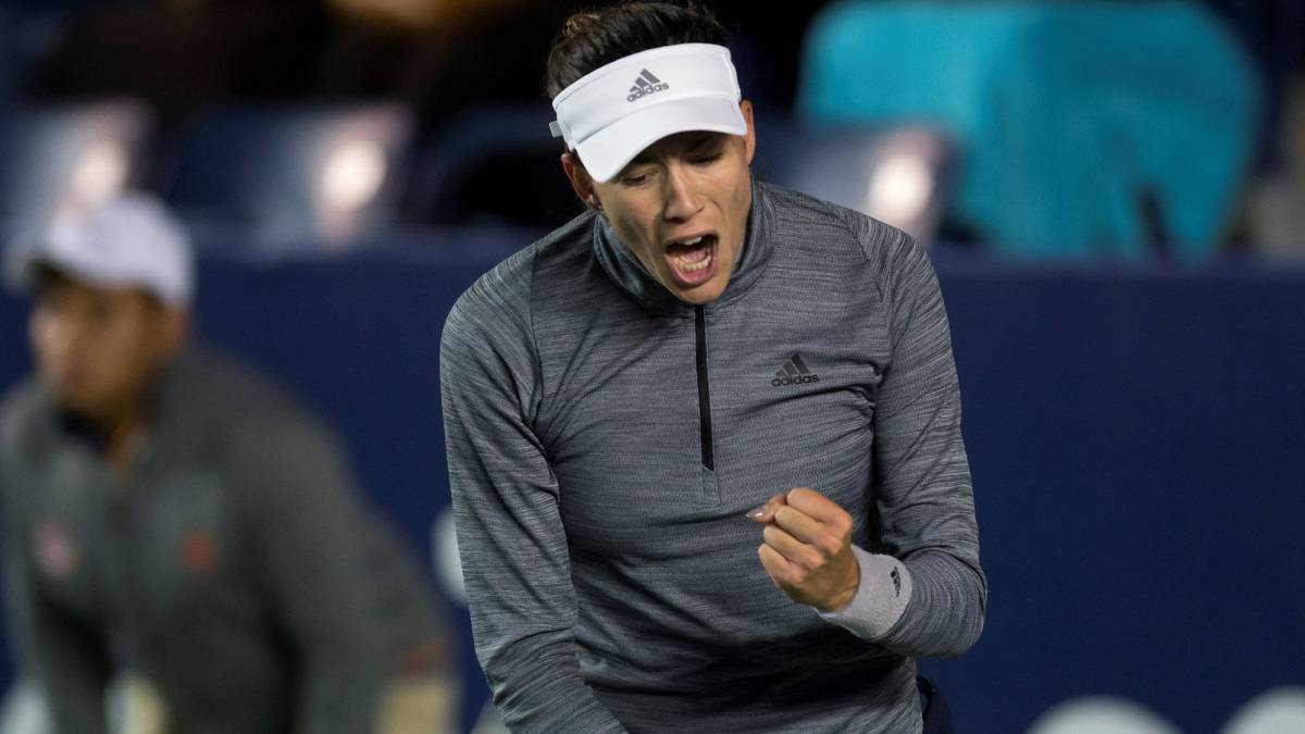 La tenista española Garbiñe Muguruza celebra un punto ante la rumana Elena Gabriela Ruse durante un partido en el Abierto de Tenis de Monterrey.