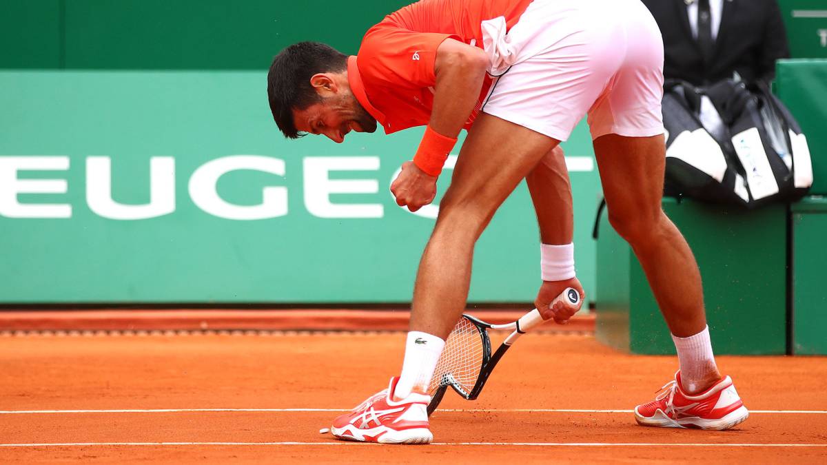 Djokovic rompe su raqueta.